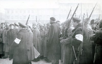 Revolutionaire militie arresteert politieagenten, februari 1917 door Russian Photographer